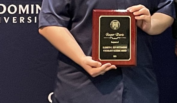 Jasper Davis with College of Sciences Student Scholar award.